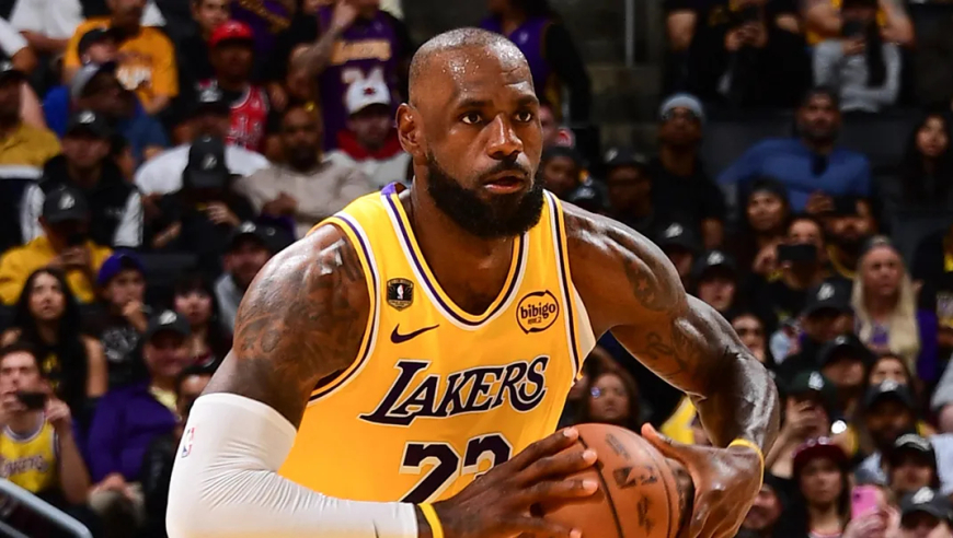 这是41岁老头干的事？詹姆斯复出砍下18+7+7，各种飞天暴扣