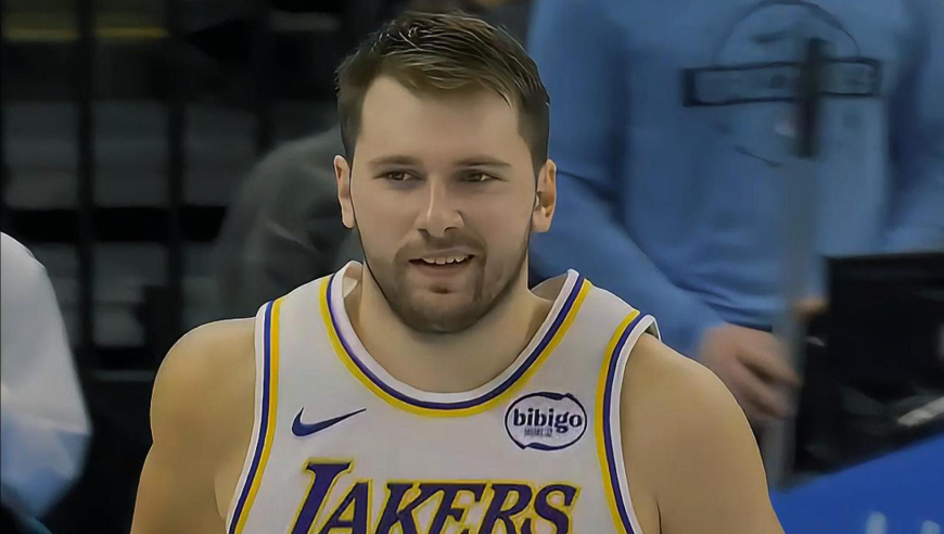 湖三疯来了！东契奇与里夫斯联手助湖人第三节轰出12-0追回分差