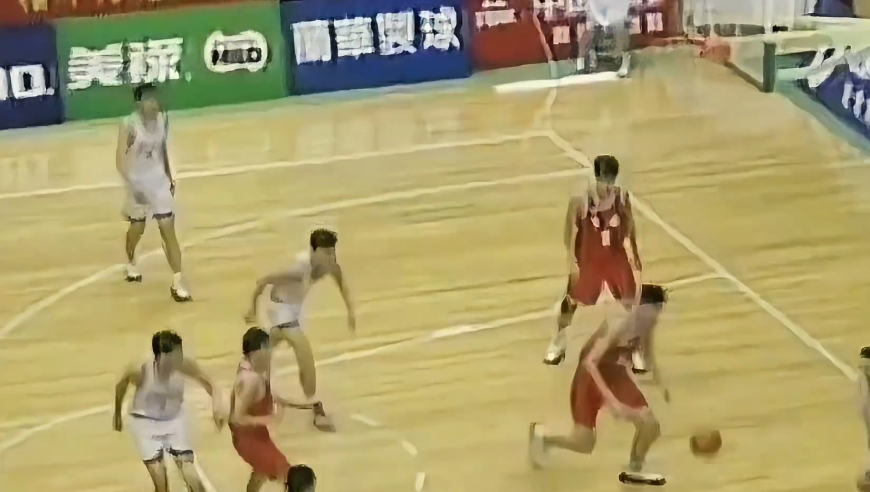 追着不到18岁的姚明猛干！王治郅为何突然&ldquo;失了智&rdquo;？｜篮球故事