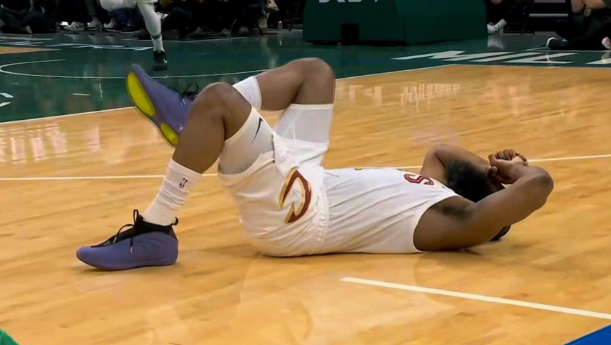 骑士哈登被垫脚全过程：三分出手被雄鹿垫脚险些受伤 裁判直接无视
