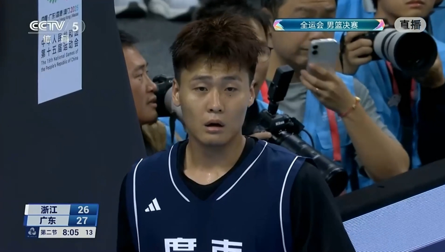 犯规隐患！赵睿第二节刚开局就被造进攻犯规 身背三犯被换下场