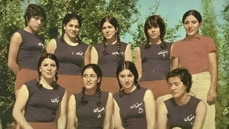 不用戴头巾穿长裤！伊朗女足47年前旧照：穿短袖+紧身短裤 露大腿