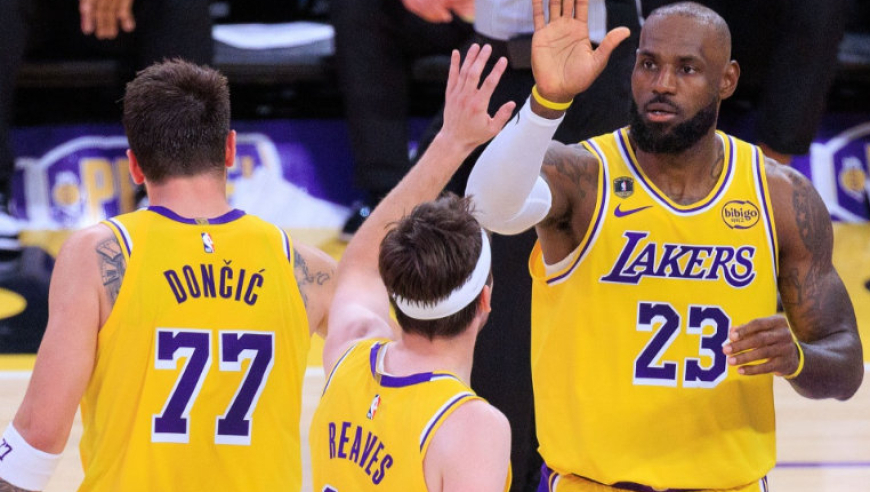 51分10板9助！30分5板7助！湖人新王炸组合诞生，老詹复出不抢戏