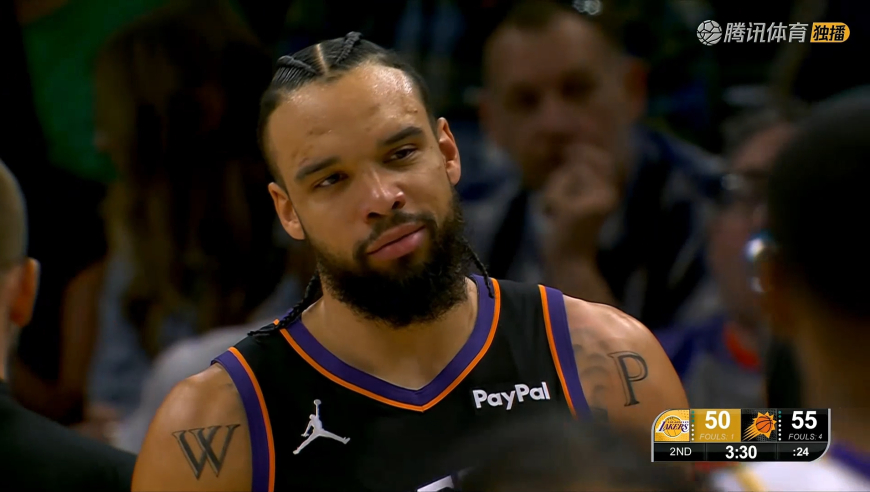 杠上了！詹姆斯接连与狄龙身体冲撞被吹犯规 两人仍喋喋不休争论