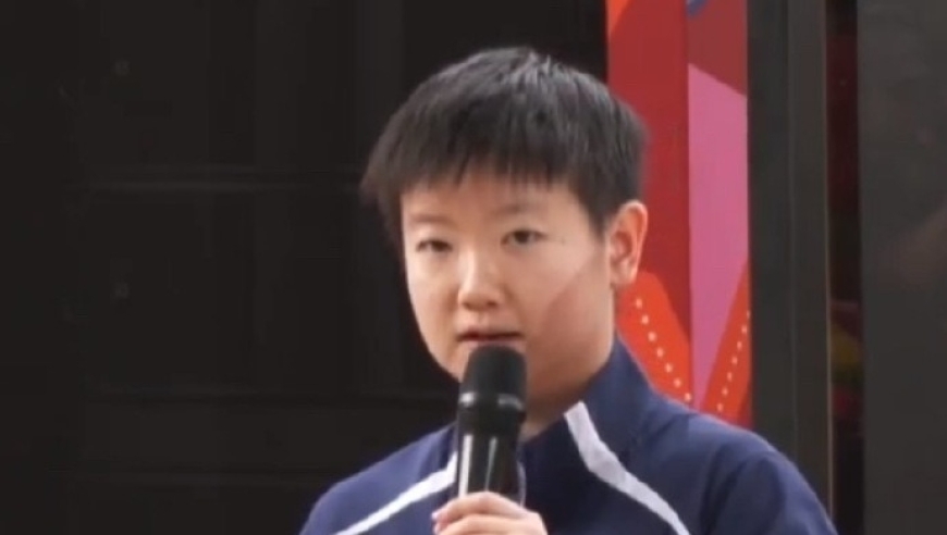 霸气！孙颖莎新加坡抽签四五个彪形大汉开道，为首光头保镖凶神恶煞