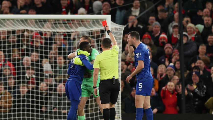 活久见？英超17年后再现赛中内讧互殴！36岁名将暴走+掌掴队友染红