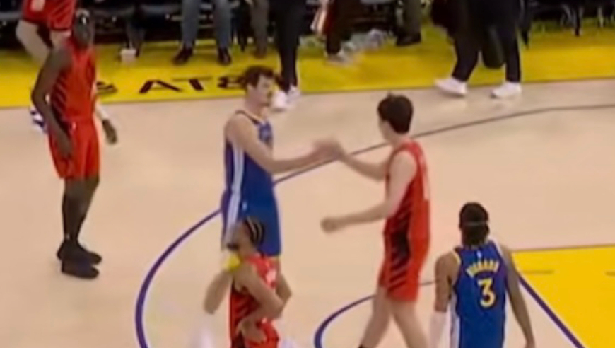 最后21.1秒！开拓者落后22分，双方不打了，勇士球员主动上前问候杨瀚森！