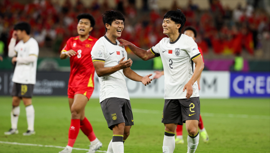 这真是中国队？U23国足连入2球打懵越南队！现场球迷乐疯了