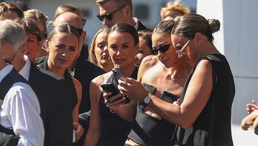 澳大利亚女足国脚克尔与女友梅维斯举办婚礼，多名队友出席