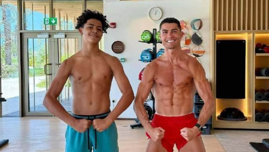 罗三岁！C罗晒照和14岁儿子迷你罗一般高，总裁：老爸1米87儿子1米85！
