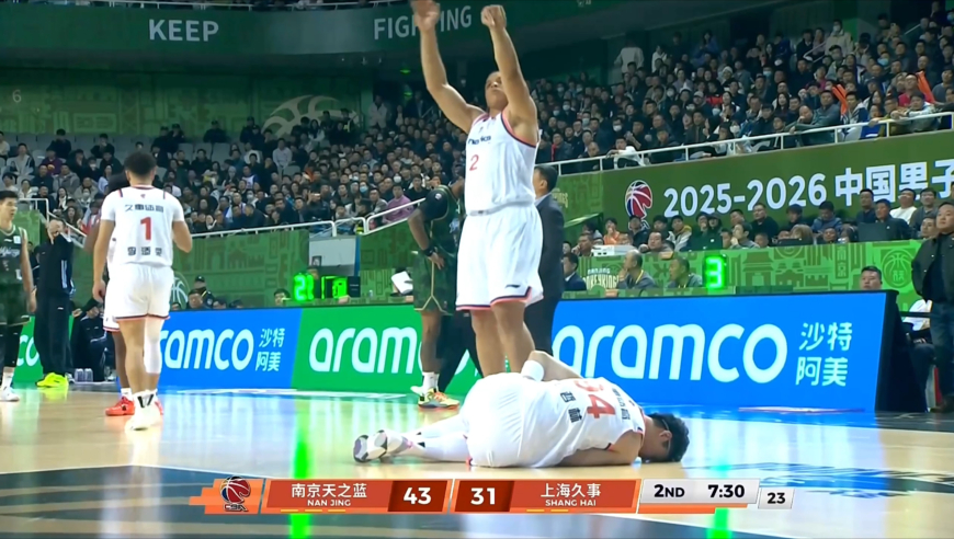 这啥动作！王哲林篮下被对手下黑手肘击要害 裁判看录像吹违体