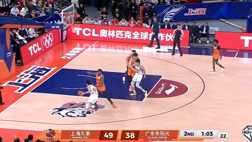 解说都看嗨了！怀特塞德罚球线抛投打进 现场上海球迷看爽了