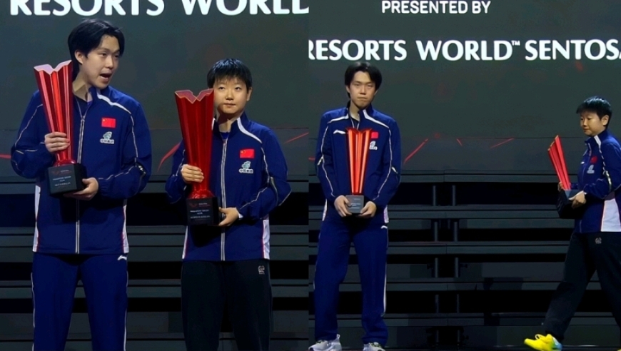 男女单冠军合影：王楚钦早早为孙颖莎让位置，跟莎莎说话嘴张老大