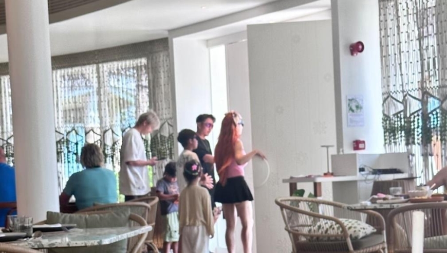 邹市明一家马尔代夫度假，冉莹颖红发超短裙很少女，轩轩越发帅气