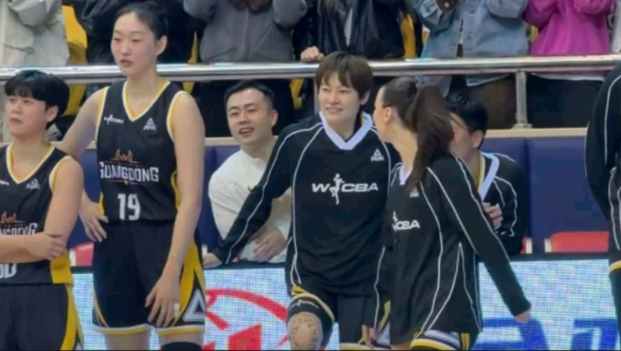 火爆全网的幼儿园篮球宝贝返场表演 杨力维都看嗨了