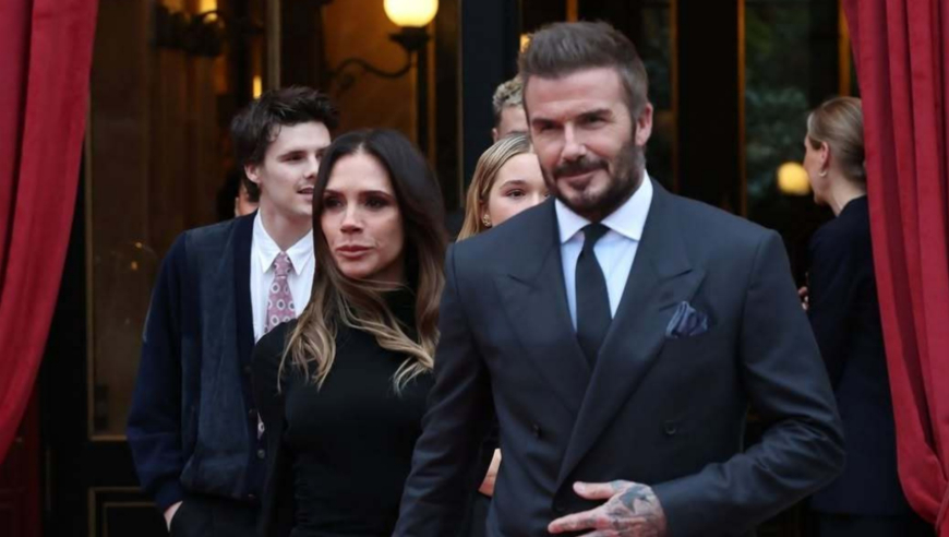 贝克汉姆家族亮相巴黎时装周，14岁小七穿长裙惊艳众人，一家人整整齐齐