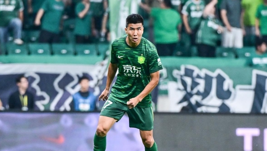 这次射门太抽象！王刚前场凌空抽射，球飞出画面消失得无影无踪