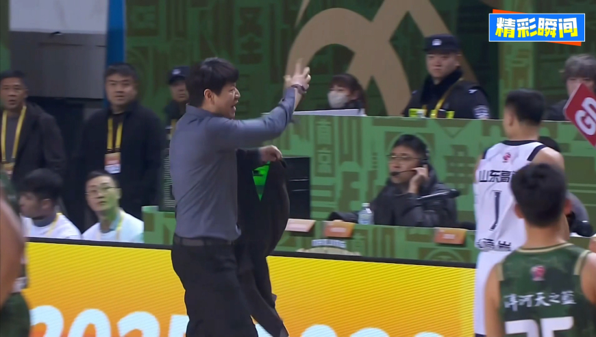 山东两人驱逐！克里斯被吹第二个T 主帅邱彪不满怒摔西装欲揍裁判