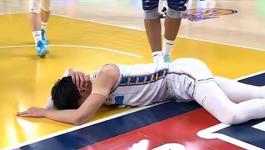 不到一年啊！先是被NBA淘汰，又接连遭遇伤病，23岁新星前景困难重重