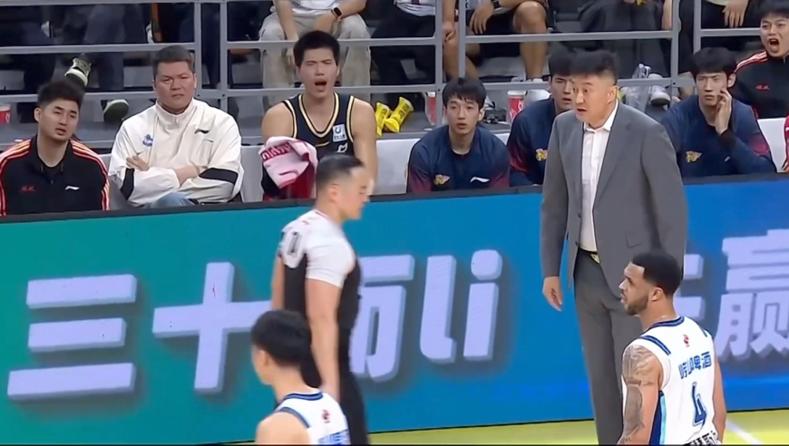 暴打CBA | 杜锋赛季第二T 崔晓龙锁喉式防守萨林杰扇耳光戳眼