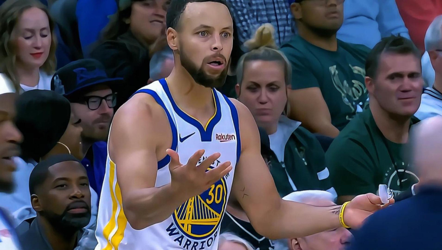 一脸震惊！库里神级2+1被裁判吹成无效 无奈摊手回到替补席