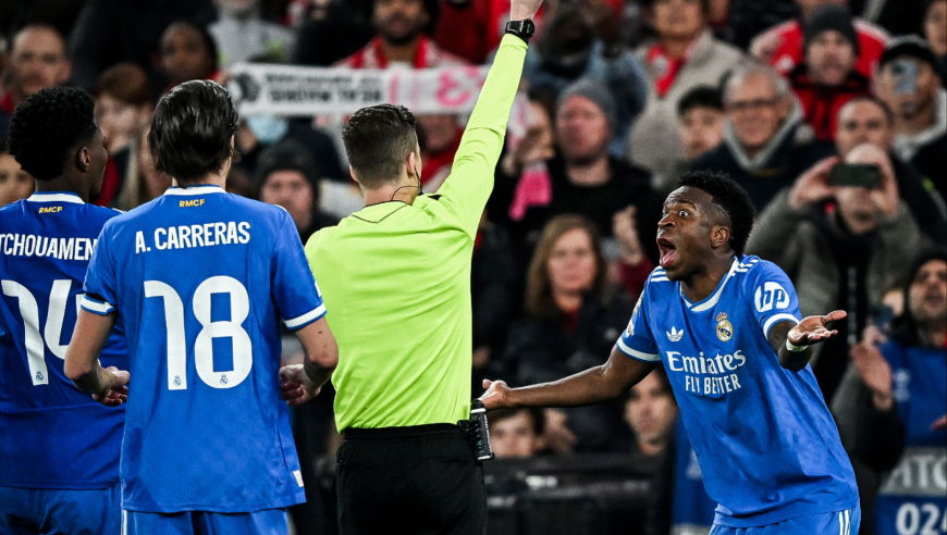 生气罢赛！回看维尼修斯进球庆祝染黄被种族歧视，穆里尼奥赶来安慰