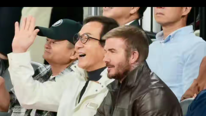 众星现身NBA中国赛！马云贝克汉姆与成龙热聊，姜涛姚明意外同框