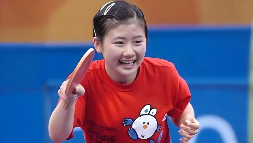 乒乓赛场福原爱，场上是国乒对手，场下是团宠｜体坛记忆