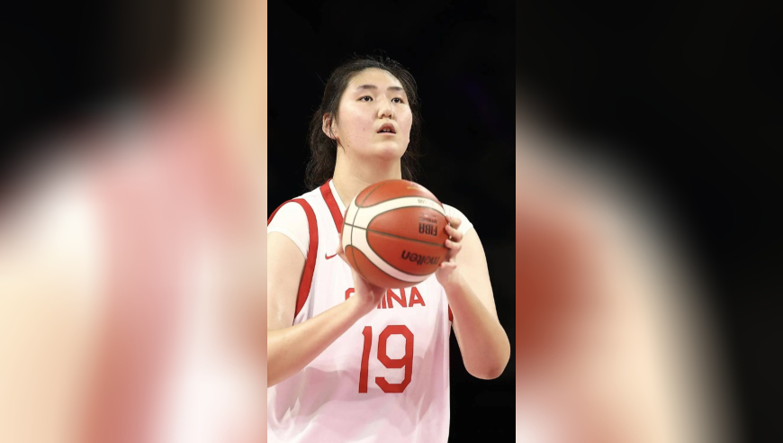 张子宇杀伤力太大！韩国球员不信邪+硬防，弯着腰重伤下场