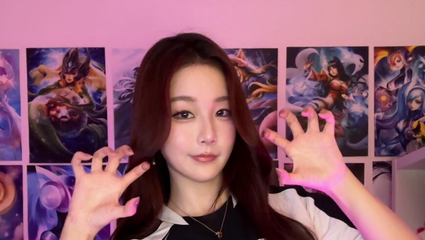 G2下路女友Kitty晒照：哦？你今晚也看比赛吗