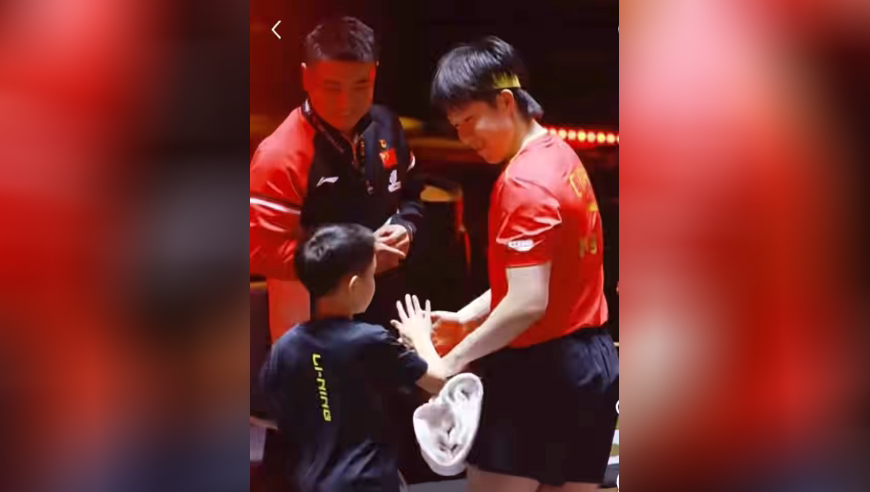 王皓儿子能显摆！和王楚钦击掌，C位合影留念，被大头搂着离开