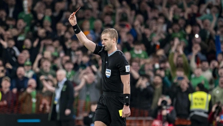 C罗头脑发热，报复性肘击染红！追加停赛，无缘世界杯首场比赛！