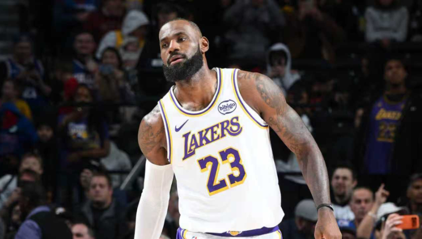 王冠又戴上了！詹姆斯关键时刻连拿10分 一己之力拯救湖人