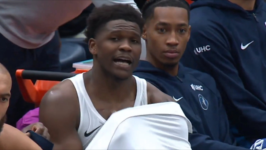 爱德华兹送给孩子的原味球衣被一女士抢走 之后又亲签一件送给小球迷