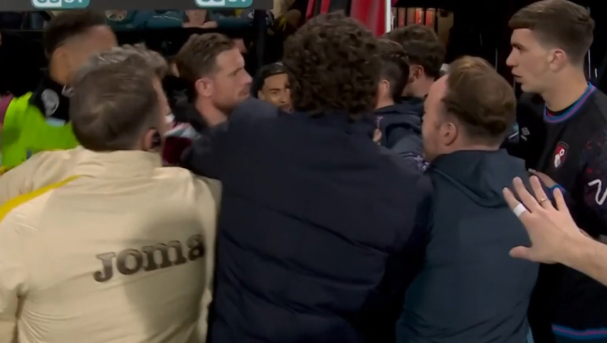 鲜明对比！英超一场闷平后主帅友好握手拥抱，双方替补席却火药味十足起冲突战成一团