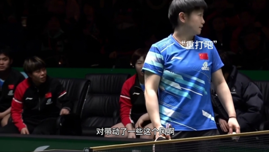 争议球再现！莎莎发球被对手挑战擦网失败后主动提出重打，解说直呼大气