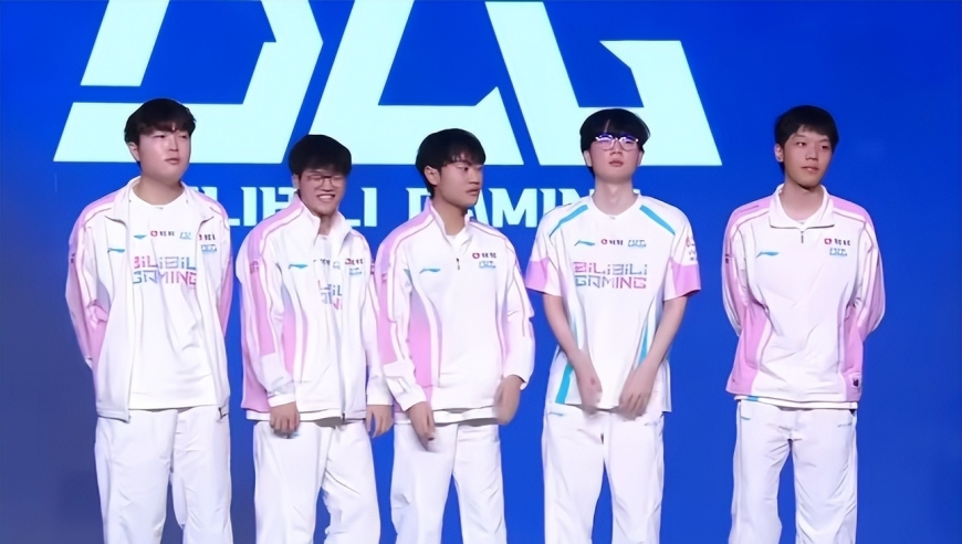 ON和女友逛街被拍，一身潮男装扮抢眼，女方一看家境就很好