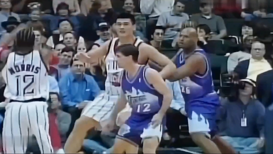 暴打爵士!重温新秀姚明对阵爵士拿下25分10篮板3助攻表现