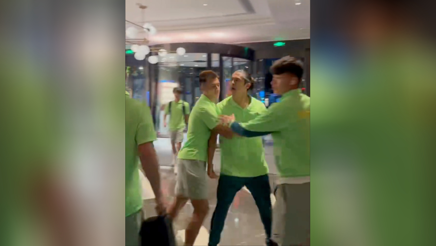 被球迷怒怼！北京国安输球 赛后与自家球迷冲突