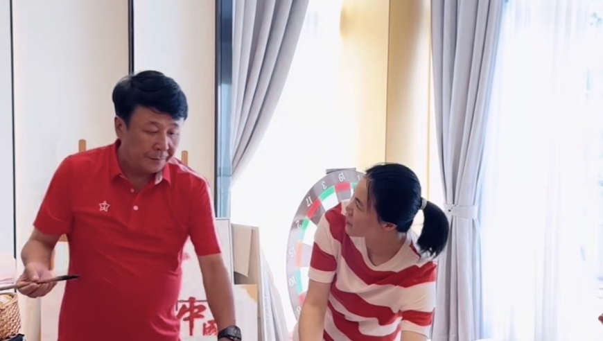 王楠一家三亚过年，郭斌穿红T恤写对联，15岁儿子身高超180！