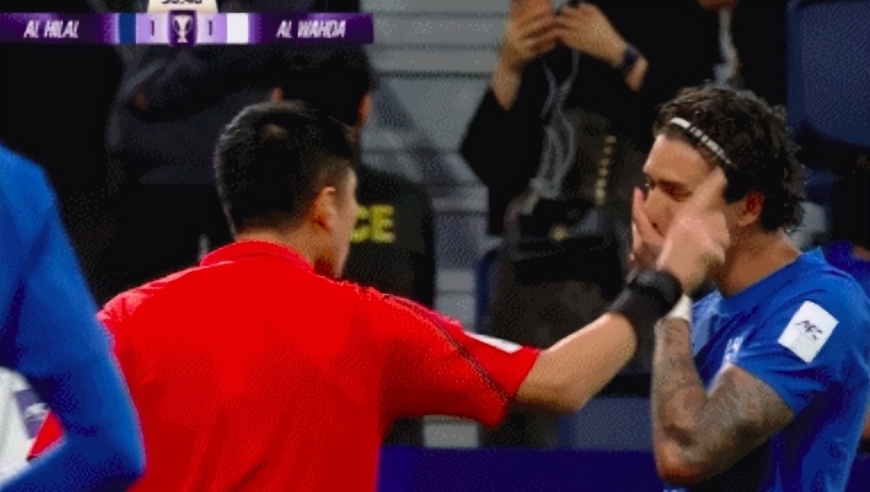 大年初一执法亚冠！马宁强硬一幕：努涅斯鼓掌抱怨，立马吃到黄牌