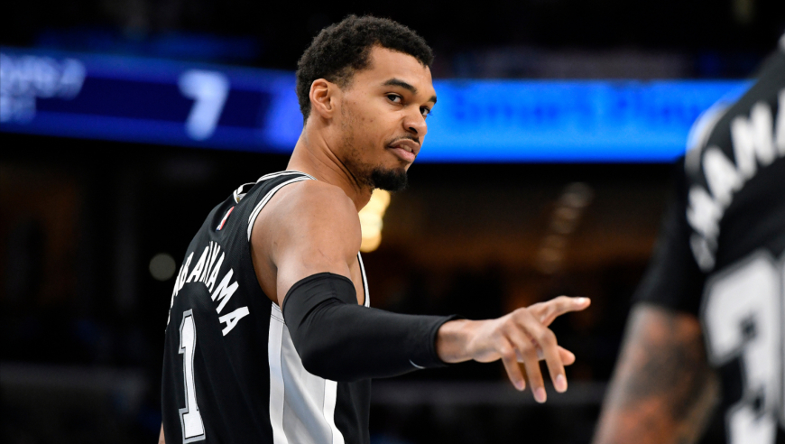 马刺灰熊决胜时刻：文班连拿7分反超 福克斯绝杀机会被封盖