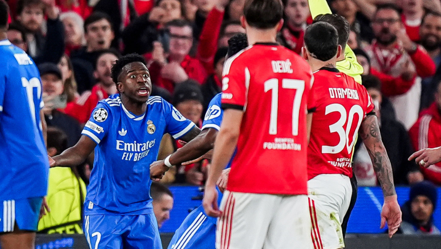 闹剧！维尼修斯进球庆祝吃牌被种族歧视罢赛，裁判出红牌镇场