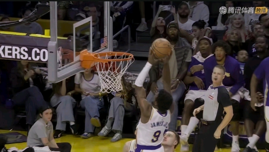 锁定五佳球！里夫斯助飞布朗尼空接暴扣 詹姆斯都疯狂了