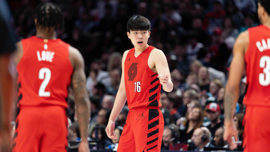 杨瀚森6中3轰14+17创新高：单臂暴扣闪耀全场 统治内线遭放倒