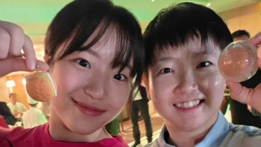 孙颖莎的人缘真好，与日乒队员比划身高，申裕斌感谢莎莎送菠萝包