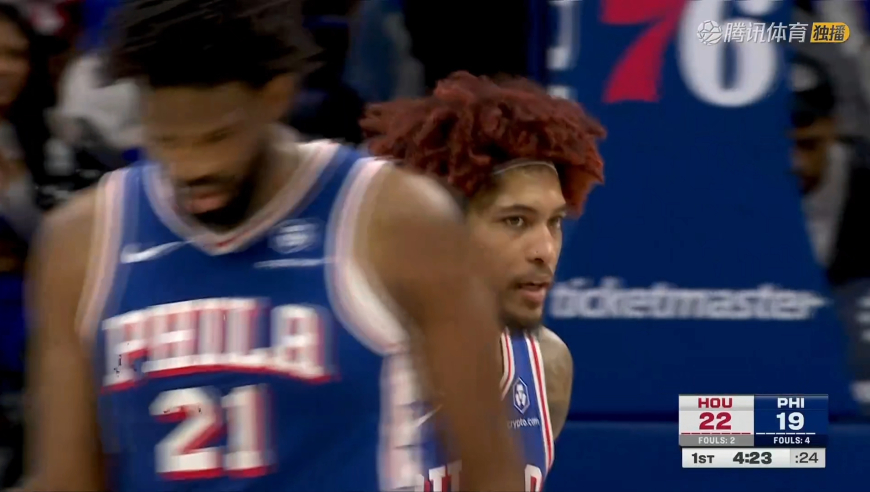 火箭频频吃瘪！申京被恩比德肘击没吹 随后火箭还被防死24秒