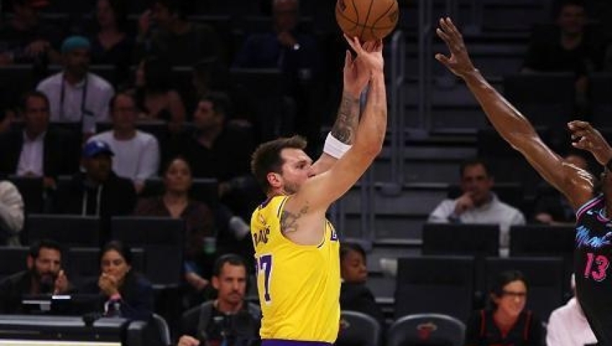 詹姆斯三双手刃旧主，东契奇60+7+5队史第1人，湖人逆转热火8连胜