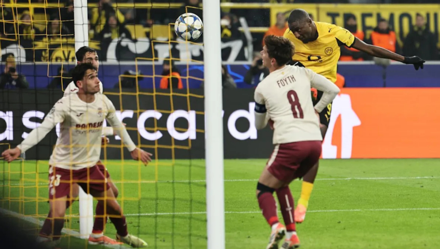 再现苏亚雷斯上帝之手，黄潜球员门线挡球直红，门将扑点但被补射空门