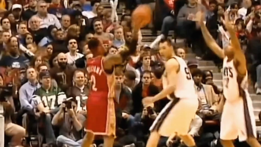 易建联单场拿下15分!回顾易建联和詹姆斯对位的经典战